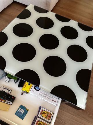 Mesa de centro con diseño de lunares