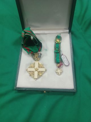 Medalla con cinta y corona