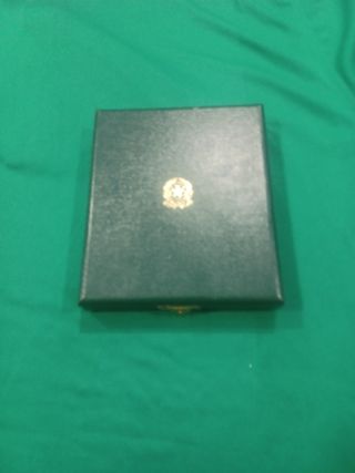 Medalla con cinta y corona