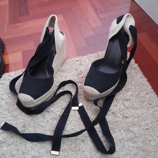 Sandalias cuña negras y beige