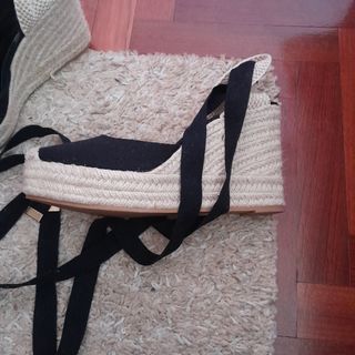 Sandalias cuña negras y beige