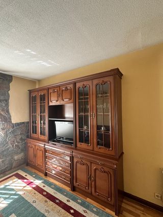 Mueble de salón de madera y cristal