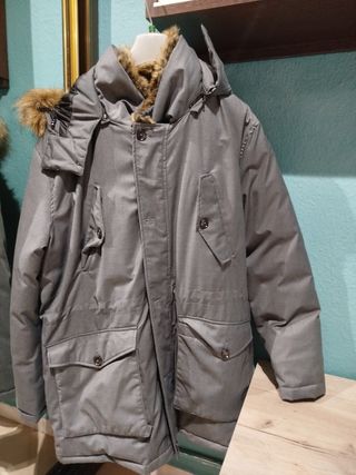 Abrigo gris con capucha y pelo