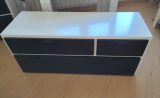 Mueble blanco y negro