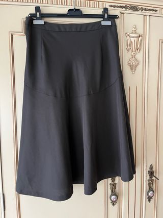 Falda negra con vuelo