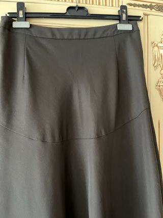 Falda negra con vuelo
