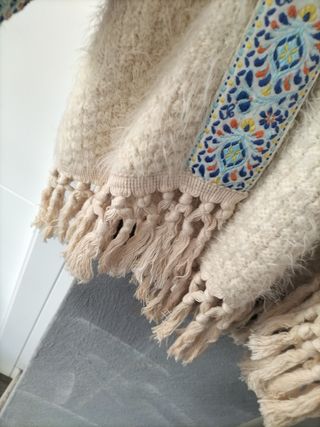 Chaqueta suave beige con flecos