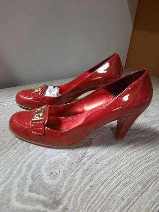 Zapatos de tacón rojos para mujer