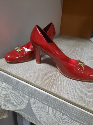 Zapatos de tacón rojos para mujer