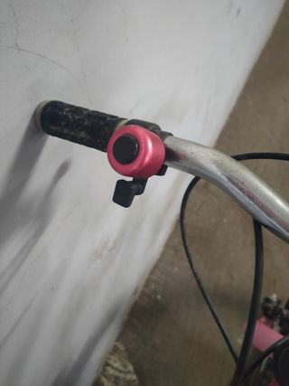 Bicicleta rosa 18" con marchas. Se regala casco.