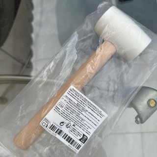 Martillo de goma con mango de madera