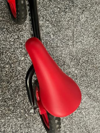 Bicicleta de equilibrio roja y negra