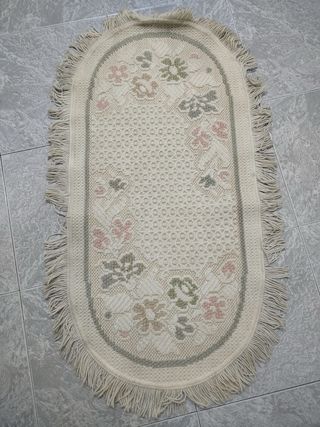 Alfombra ovalada con flecos y flores y pato