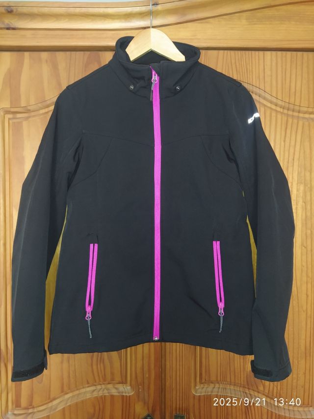 Cazadora negra con detalles fucsia