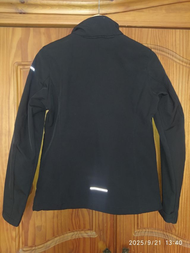 Cazadora negra con detalles fucsia