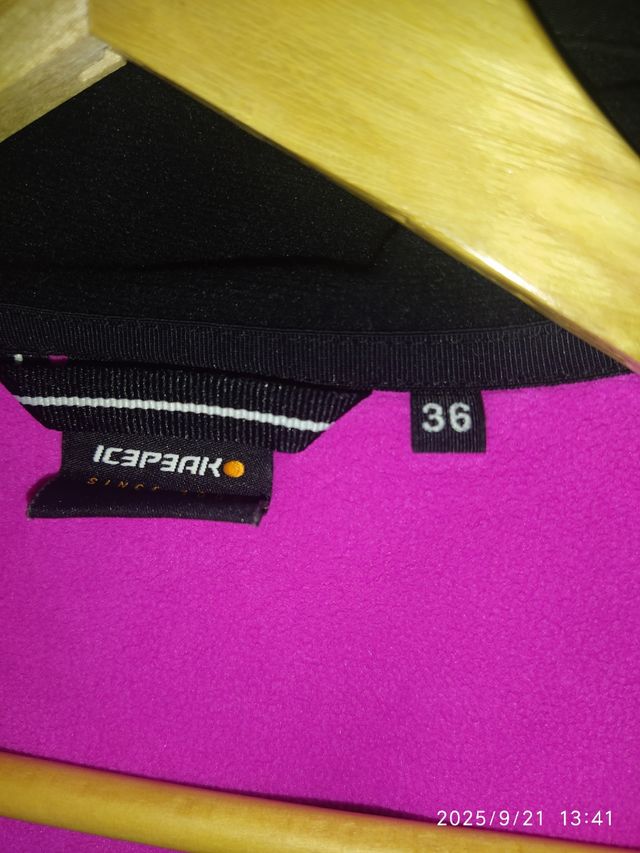 Cazadora negra con detalles fucsia