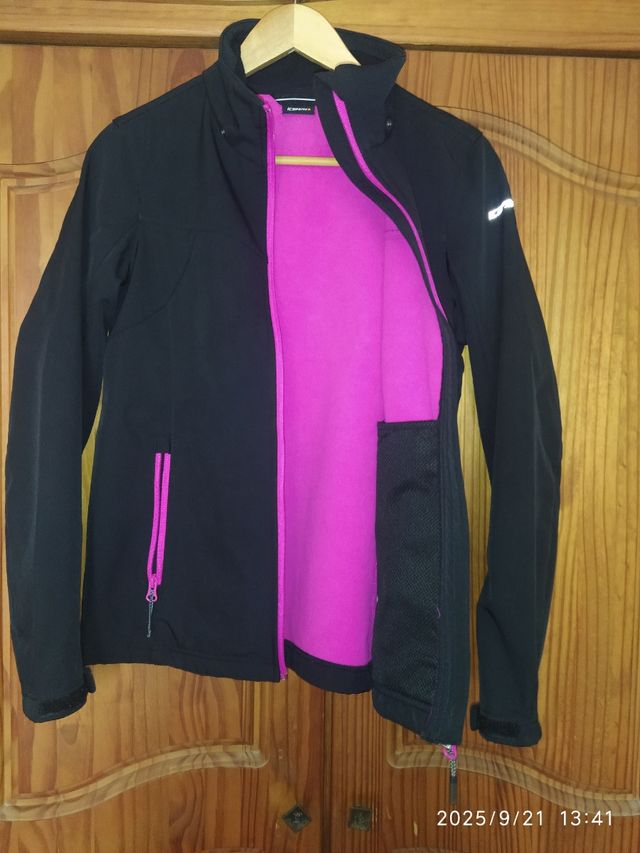 Cazadora negra con detalles fucsia