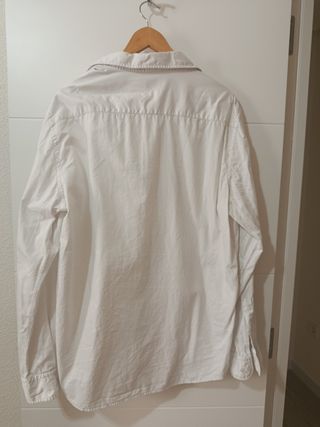 Camisa blanca de manga larga