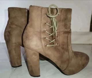 Botines de tacón con cordones