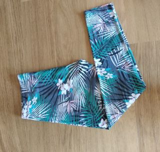 Pantalones tipo leggins con estampado tropical