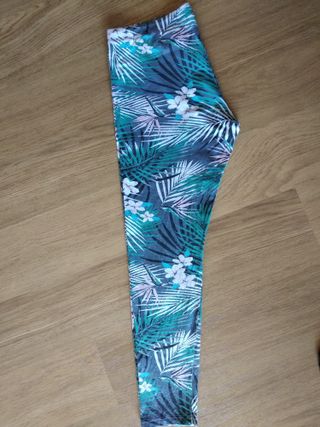 Pantalones tipo leggins con estampado tropical