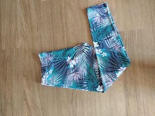Pantalones tipo leggins con estampado tropical