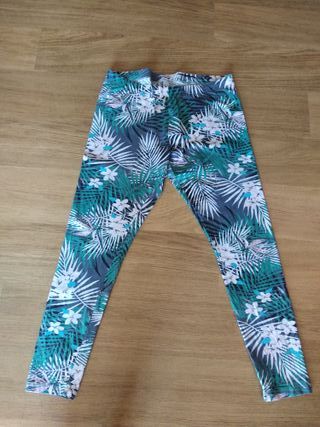 Pantalones tipo leggins con estampado tropical