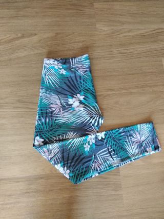 Pantalones tipo leggins con estampado tropical