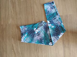 Pantalones tipo leggins con estampado tropical