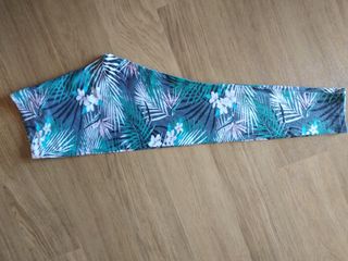 Pantalones tipo leggins con estampado tropical