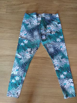 Pantalones tipo leggins con estampado tropical