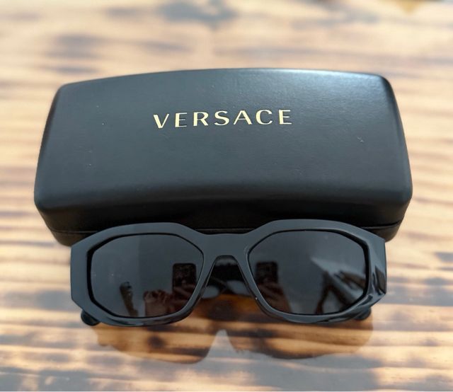 Gafas Versace Negras y Doradas
