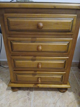 Mesita de noche de madera