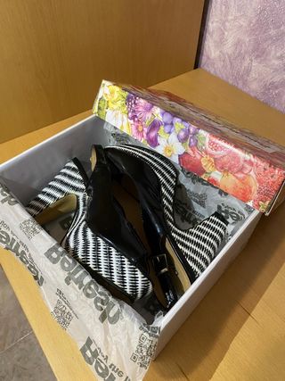 Zapatos de tacón negros y blancos