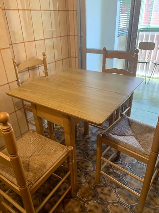 Mesa de cocina y 4 sillas de madera