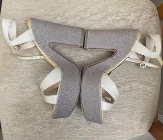 Sandalias de cuña beige y grises