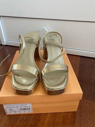 Sandalias doradas de plataforma para eventos T.39