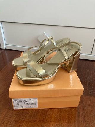 Sandalias doradas de plataforma para eventos T.39