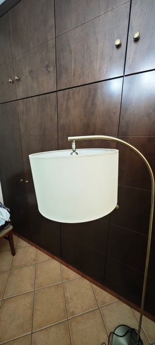 Lámpara de pie dorada con pantalla blanca