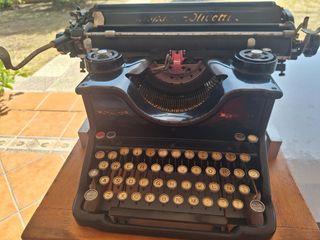 Máquina de escribir antigua Hispano Olivetti