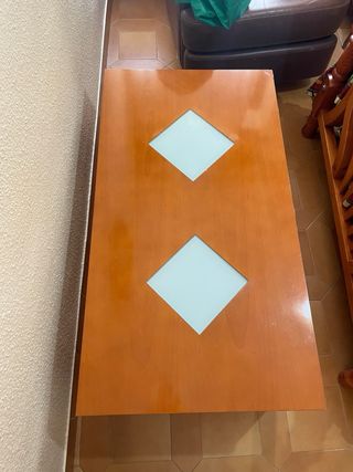 Mesa baja de madera y cristal