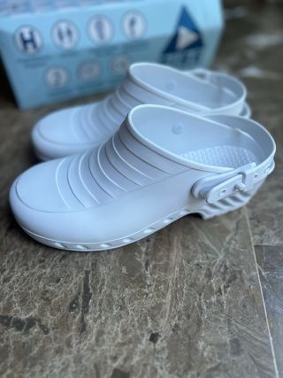 Zoccoli sanitari bianchi