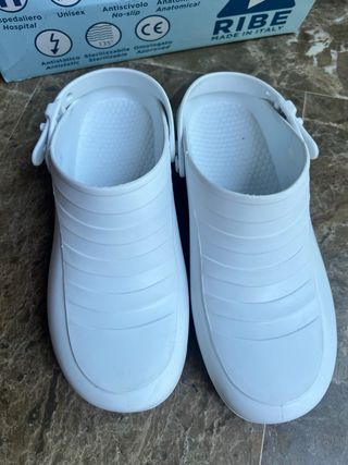 Zoccoli sanitari bianchi