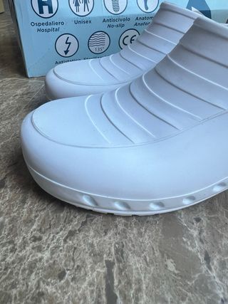 Zoccoli sanitari bianchi