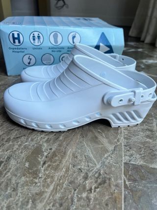 Zoccoli sanitari bianchi