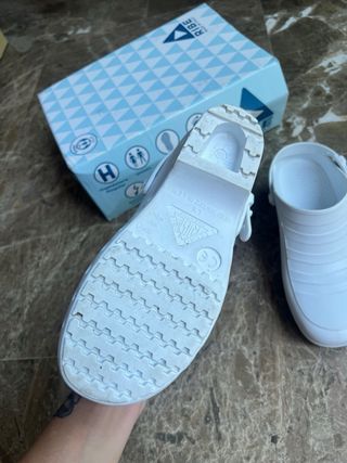 Zoccoli sanitari bianchi