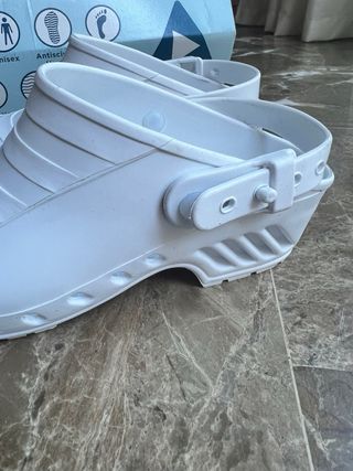 Zoccoli sanitari bianchi