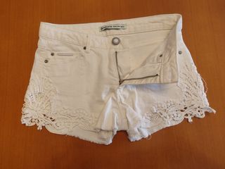 Shorts Stradivarius blancos con encaje