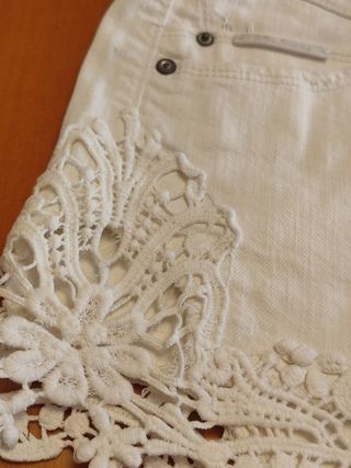 Shorts Stradivarius blancos con encaje