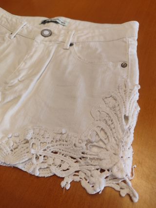 Shorts Stradivarius blancos con encaje